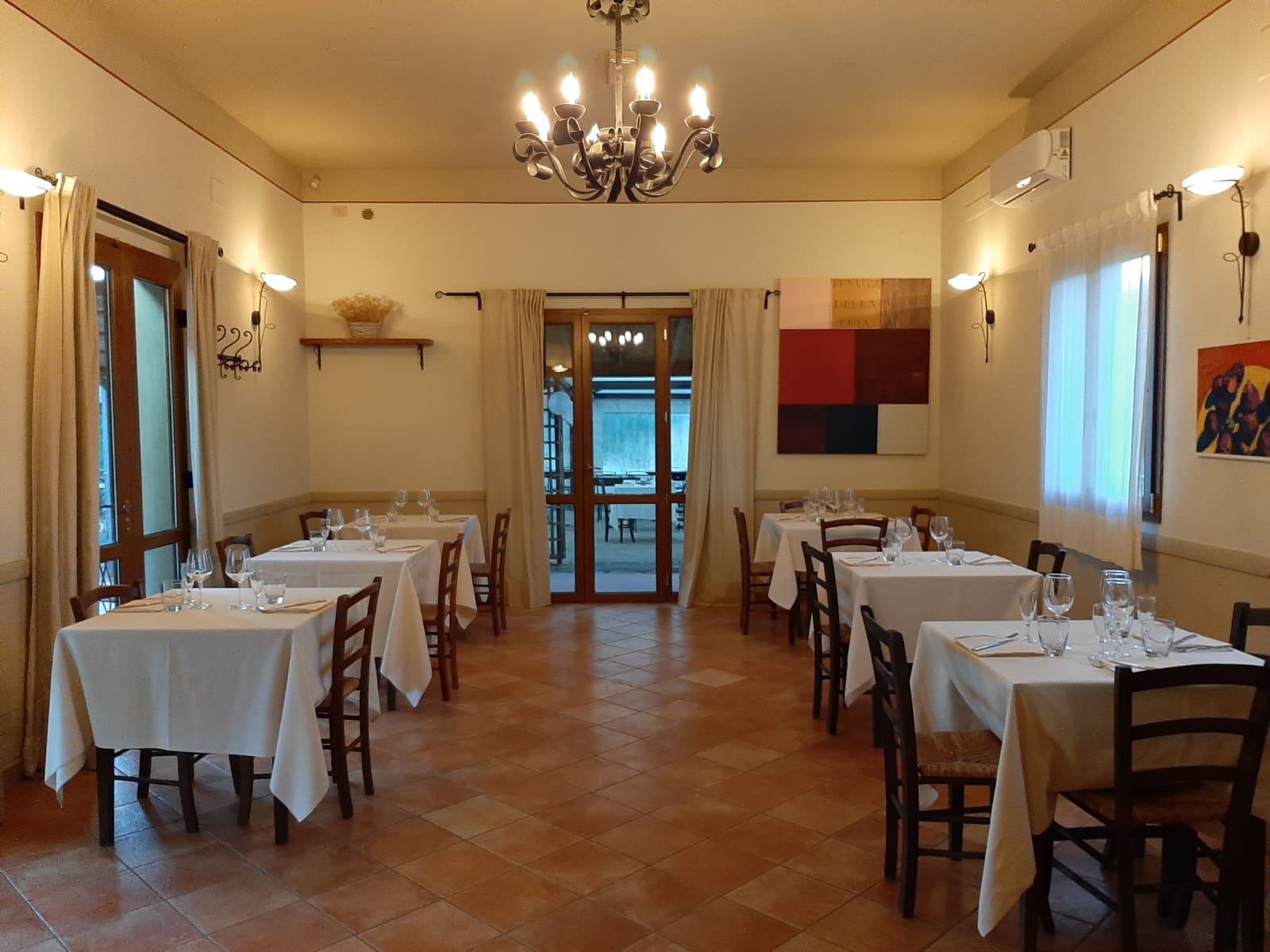 tavoli interni Ristorante La Capannina sul lago tavoli interni Ristorante La Capannina sul lago